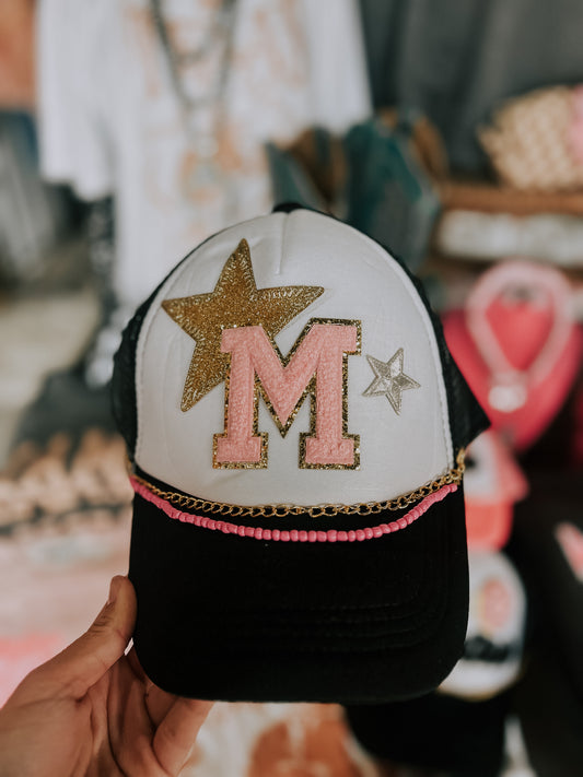 M initial patch//chain trucker hat